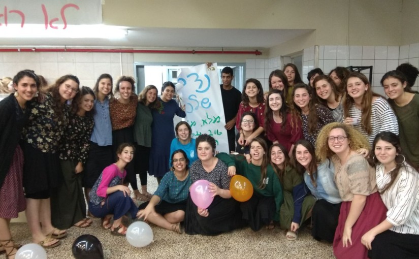 כשהבנות גילו שלנדב עובד המטבח יש יומהולדת